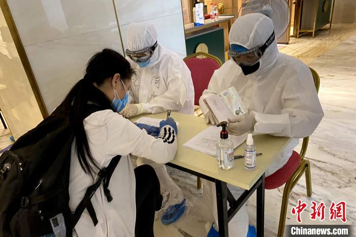 陜西醫(yī)護(hù)人員為歸國(guó)人員提供“暖心”服務(wù)