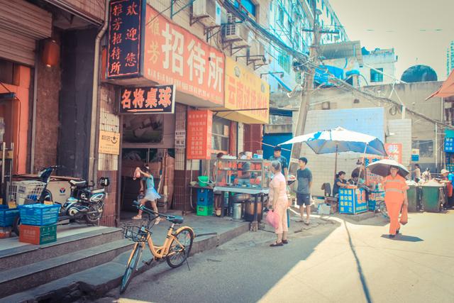 城市里的鄉(xiāng)村,西安西八里村紀實,小巷中這條標語,有些念不出口