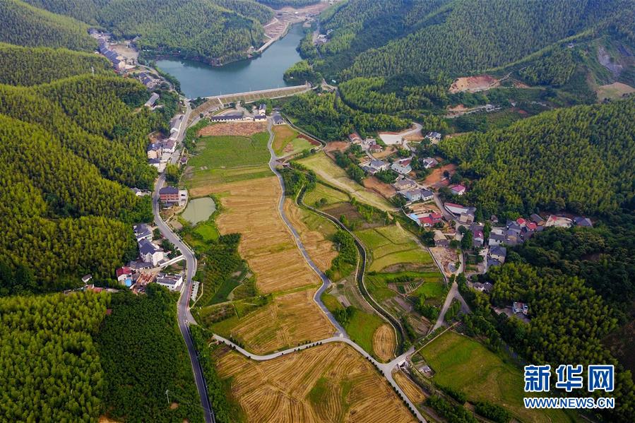 (新華全媒頭條·十九大特別報道·圖文互動)(2)實現(xiàn)中華民族偉大復興的行動指南——從黨的十九大看習近平新時代中國特色社會主義思想