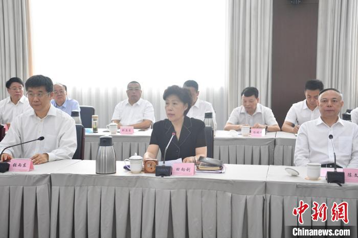 中共四川省委常委、統(tǒng)戰(zhàn)部部長田向利發(fā)表講話?！埨?攝