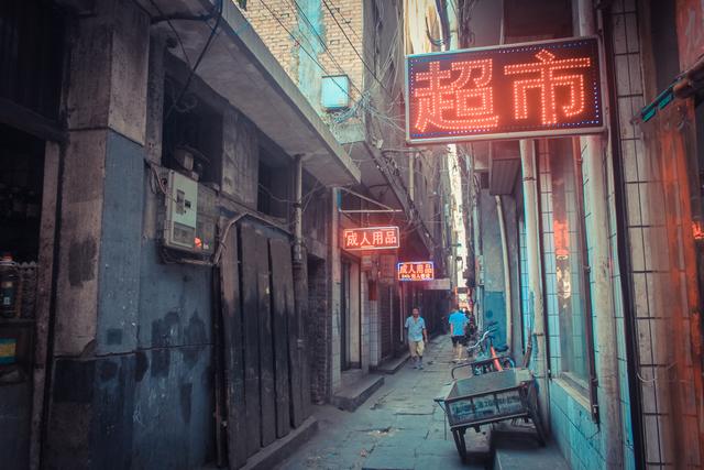 城市里的鄉(xiāng)村,西安西八里村紀實,小巷中這條標語,有些念不出口