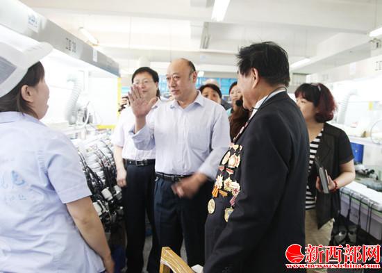郜廣尉等領(lǐng)導(dǎo)與殘疾員工交流_副本.jpg