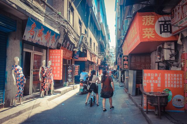 城市里的鄉(xiāng)村,西安西八里村紀實,小巷中這條標語,有些念不出口