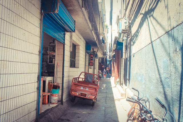 城市里的鄉(xiāng)村,西安西八里村紀實,小巷中這條標語,有些念不出口