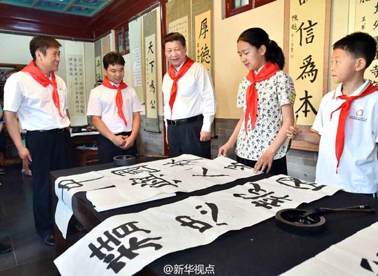 習(xí)近平看望少年兒童 掏錢(qián)買(mǎi)文具參加愛(ài)心義賣(mài)