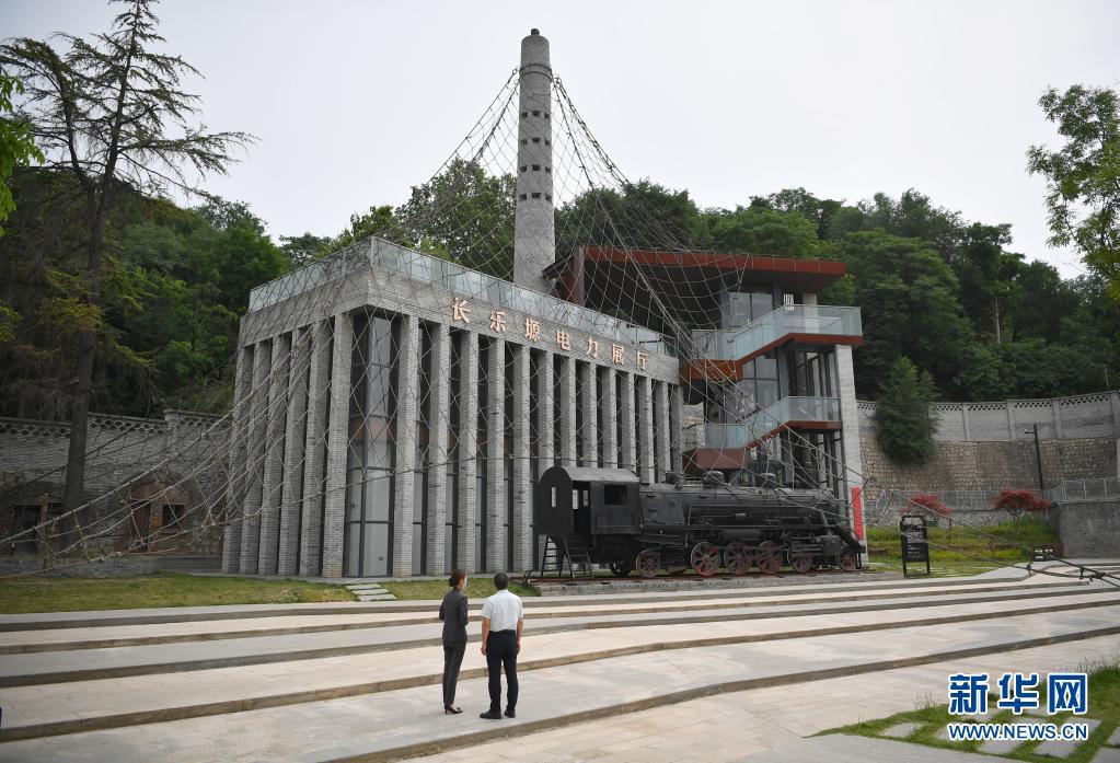 6月9日,游客在長(zhǎng)樂(lè)塬抗戰(zhàn)工業(yè)遺址參觀。 6月9日,游客在長(zhǎng)樂(lè)塬抗戰(zhàn)工業(yè)遺址參觀。