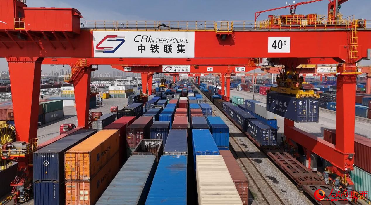 西安國(guó)際港站內(nèi)整齊羅列的集裝箱。人民網(wǎng)記者 白鴿攝