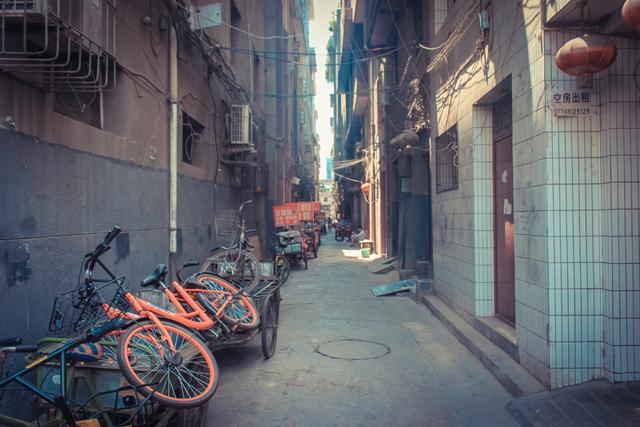 城市里的鄉(xiāng)村,西安西八里村紀實,小巷中這條標語,有些念不出口