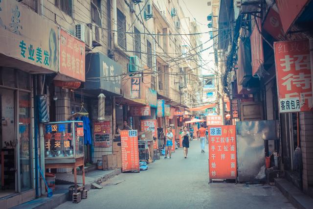 城市里的鄉(xiāng)村,西安西八里村紀實,小巷中這條標語,有些念不出口