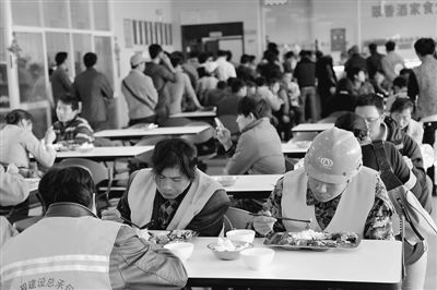 外來(lái)務(wù)工人員正在昆明市級(jí)機(jī)關(guān)食堂就餐。 楊文明 盧洪清攝影報(bào)道