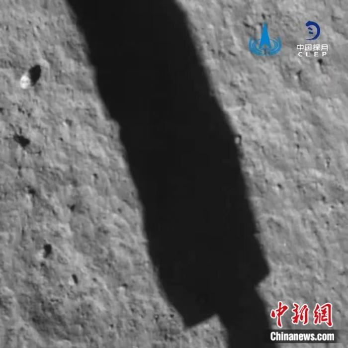嫦娥五號(hào)探測(cè)器軟著陸后降落相機(jī)拍攝的圖像 來(lái)源:國(guó)家航天局 點(diǎn)擊進(jìn)入下一頁(yè)