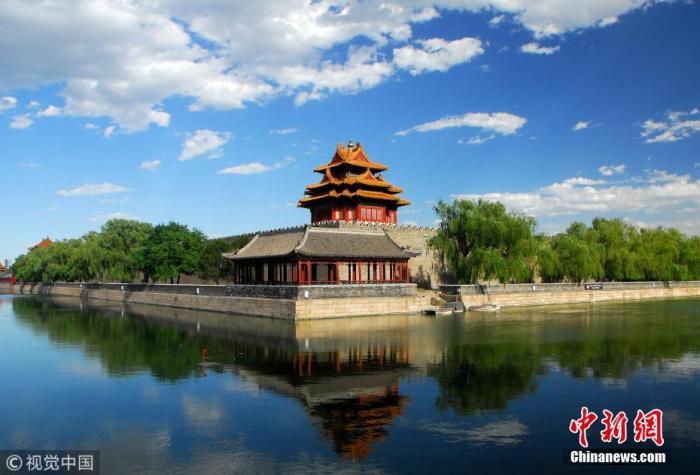 資料圖:藍(lán)天白云下的故宮角樓風(fēng)景如畫。 圖片來(lái)源:視覺中國(guó) 點(diǎn)擊進(jìn)入下一頁(yè)