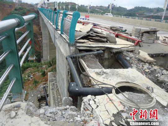 圖為破損的橋面在進行檢修?!埖だ驍z