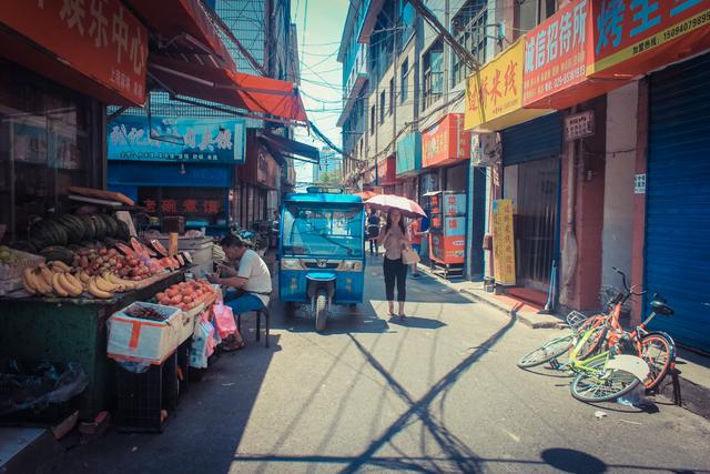 城市里的鄉(xiāng)村,西安西八里村紀實,小巷中這條標語,有些念不出口