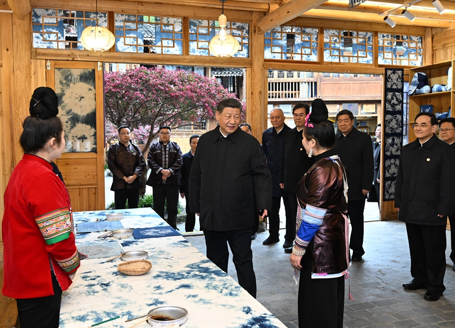 2025年3月17日下午,習(xí)近平在黔東南州黎平縣肇興侗寨侗鄉(xiāng)特色產(chǎn)業(yè)基地考察。新華社記者 謝環(huán)馳 攝 2025年3月17日下午,習(xí)近平在黔東南州黎平縣肇興侗寨侗鄉(xiāng)特色產(chǎn)業(yè)基地考察。新華社記者 謝環(huán)馳 攝