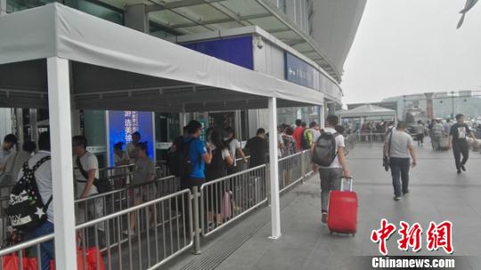 徐州東站新增150?O雨棚防止旅客露天驗(yàn)票進(jìn)站。 張玉杯攝 徐州東站新增150?O雨棚防止旅客露天驗(yàn)票進(jìn)站?!堄癖瓟z