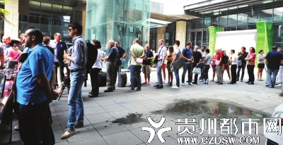 外籍客商排隊(duì)領(lǐng)取托運(yùn)的展品。