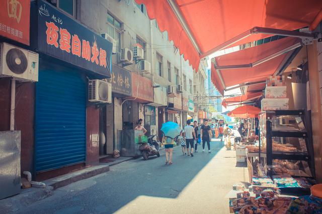 城市里的鄉(xiāng)村,西安西八里村紀實,小巷中這條標語,有些念不出口