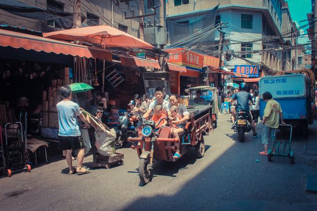 城市里的鄉(xiāng)村,西安西八里村紀實,小巷中這條標語,有些念不出口