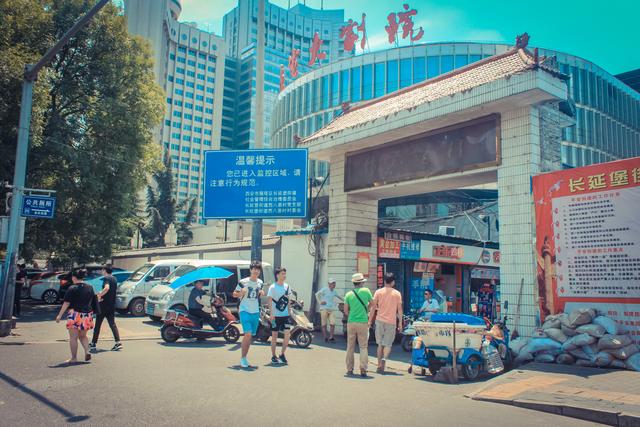 城市里的鄉(xiāng)村,西安西八里村紀實,小巷中這條標語,有些念不出口