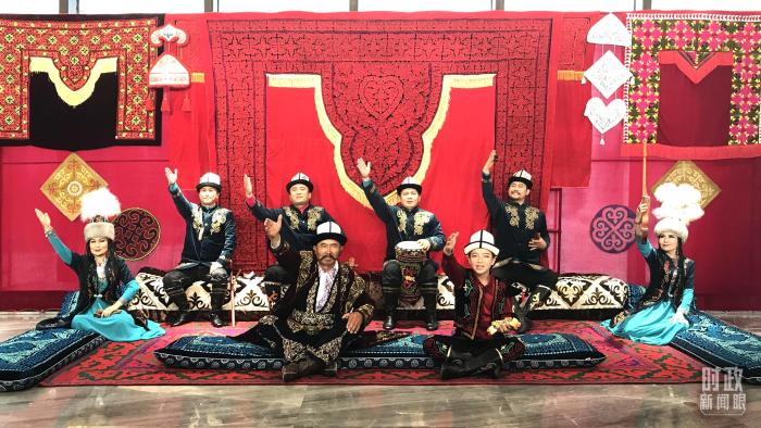 △《瑪納斯》說(shuō)唱展示現(xiàn)場(chǎng)。(總臺(tái)央視記者石偉明拍攝) 點(diǎn)擊進(jìn)入下一頁(yè)