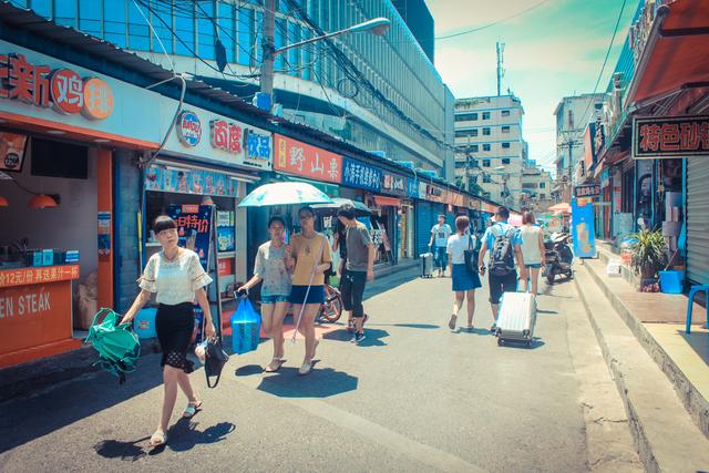 城市里的鄉(xiāng)村,西安西八里村紀實,小巷中這條標語,有些念不出口