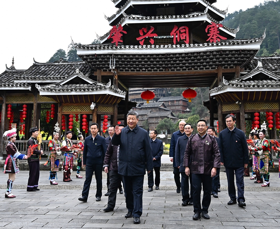 2025年3月17日下午,習(xí)近平在黔東南州黎平縣肇興侗寨考察時,在寨門口向身著民族盛裝歡迎的村民揮手致意。新華社記者 燕雁 攝 2025年3月17日下午,習(xí)近平在黔東南州黎平縣肇興侗寨考察時,在寨門口向身著民族盛裝歡迎的村民揮手致意。新華社記者 燕雁 攝