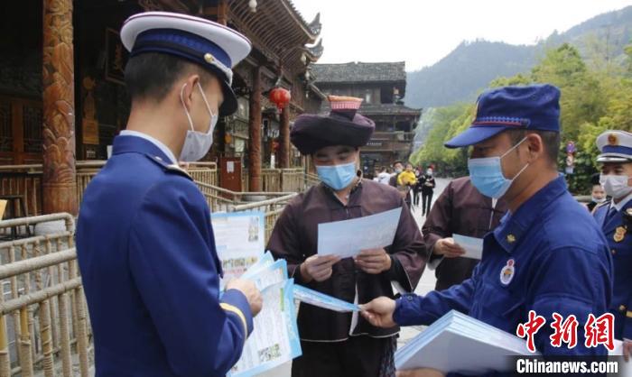 資料圖為黔東南州消防救援支隊在村寨中展開消防宣傳?！∏瓥|南州消防救援支隊供圖 攝