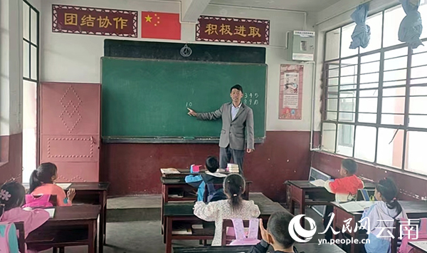 劉應(yīng)科在給孩子們上課。盧英攝