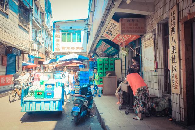 城市里的鄉(xiāng)村,西安西八里村紀實,小巷中這條標語,有些念不出口