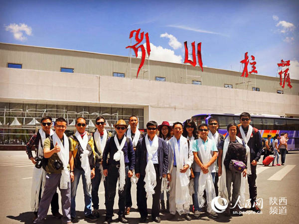 采訪團一行在機場合影留念 主辦方供圖