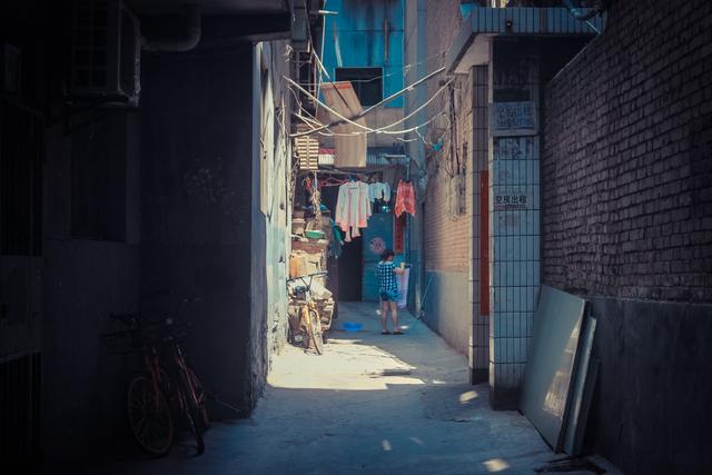 城市里的鄉(xiāng)村,西安西八里村紀實,小巷中這條標語,有些念不出口