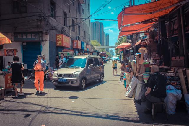 城市里的鄉(xiāng)村,西安西八里村紀實,小巷中這條標語,有些念不出口