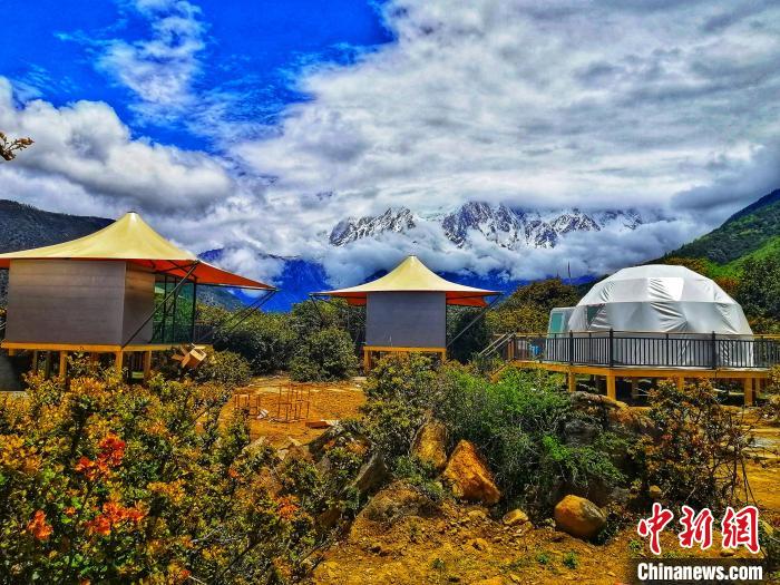 圖為雅魯藏布大峽谷旅游景區(qū)開展的可伴星星入眠的露營基地(資料圖)。 西藏旅游股份有限公司 供圖 圖為雅魯藏布大峽谷旅游景區(qū)開展的可伴星星入眠的露營基地(資料圖)?!∥鞑芈糜喂煞萦邢薰?供圖