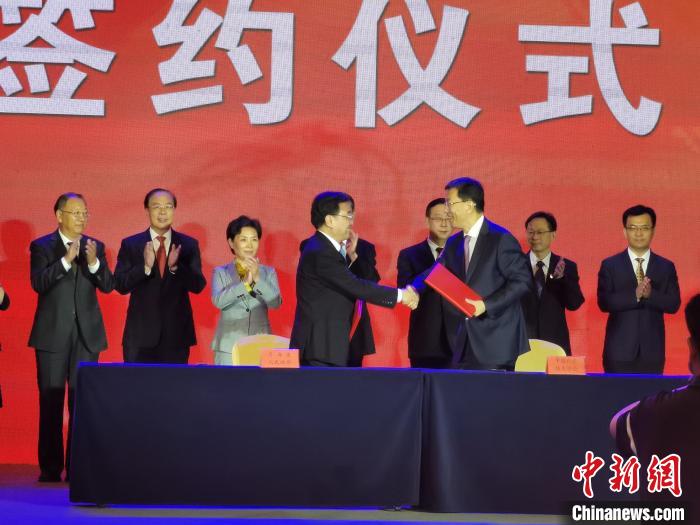 圖為青海省人民政府與中國科協(xié)簽署《青海省人民政府中國科學(xué)技術(shù)協(xié)會全面戰(zhàn)略合作協(xié)議》?!∑钤鲚?攝 圖為青海省人民政府與中國科協(xié)簽署《青海省人民政府中國科學(xué)技術(shù)協(xié)會全面戰(zhàn)略合作協(xié)議》?!∑钤鲚?攝