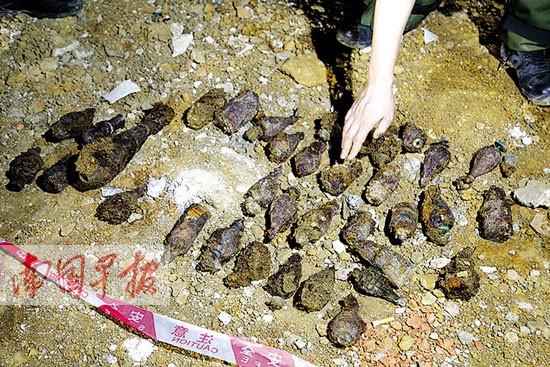 武鳴一在建工地挖出43枚炸彈 依然有爆炸可能(圖)