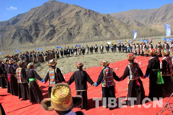 雍布拉康山腳下“鐵?!遍_(kāi)啟春耕“第一犁”