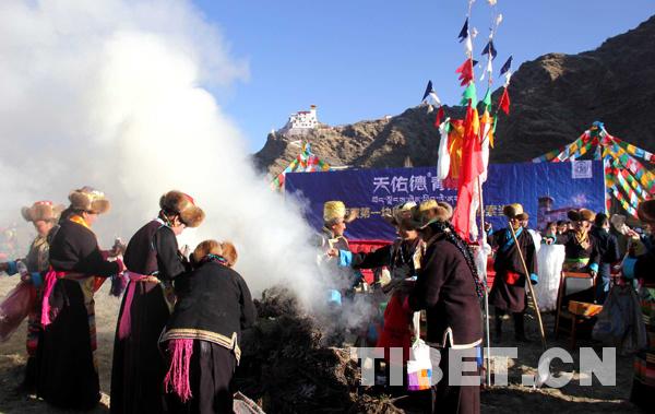 雍布拉康山腳下“鐵?!遍_(kāi)啟春耕“第一犁”