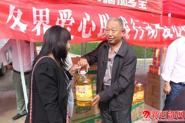 糧油發(fā)放.JPG