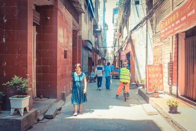 城市里的鄉(xiāng)村,西安西八里村紀實,小巷中這條標語,有些念不出口