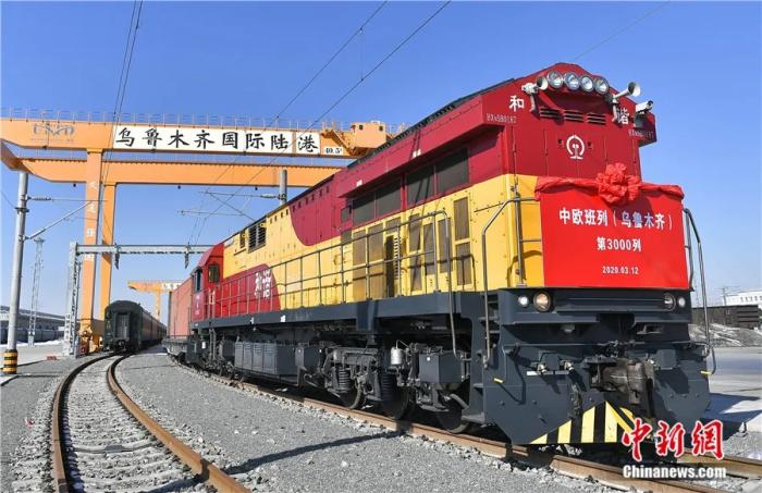 2020年3月12日,中歐班列烏魯木齊集結(jié)中心開行第3000列中歐班列。班列滿載貨物,由新疆霍爾果斯口岸站出境,前往烏茲別克斯坦塔什干。<a target='_blank' href='/'>中新社</a>記者 劉新 攝 點(diǎn)擊進(jìn)入下一頁(yè)