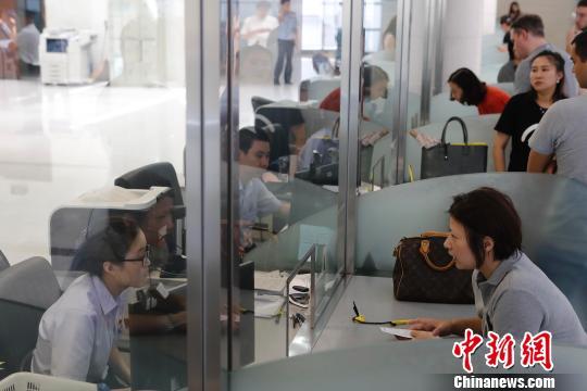 資料圖:上海市公安局出入境管理局內(nèi),民眾正在咨詢和辦理相關(guān)業(yè)務(wù)?!∫罅⑶?攝 點(diǎn)擊進(jìn)入下一頁