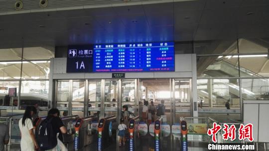 上海虹橋至西安北的G1921次列車旅客檢票進(jìn)站。 張玉杯攝 上海虹橋至西安北的G1921次列車旅客檢票進(jìn)站?!堄癖瓟z