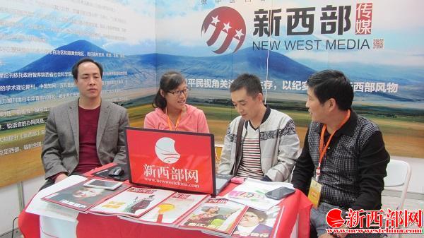 鎮(zhèn)安縣盛華茶葉發(fā)展有限責任公司劉方偉向新西部雜志社辦公室查琳講解盛華茶葉情況.jpg