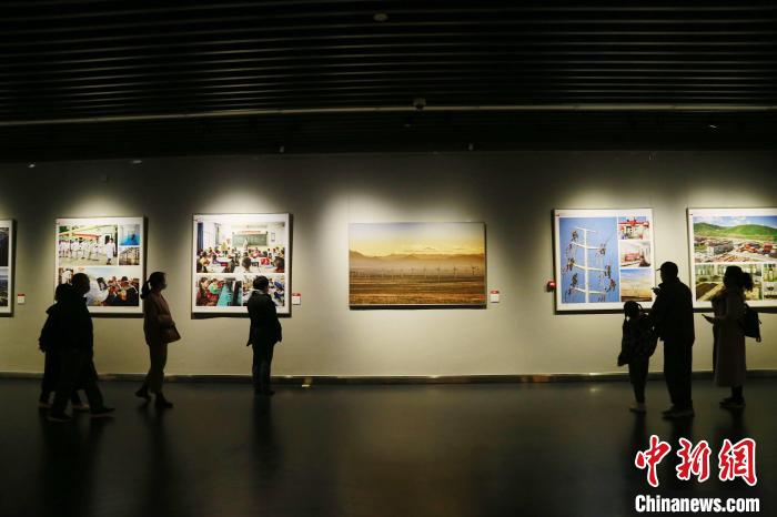 圖為觀眾參觀“跨越昆侖”——青海省脫貧攻堅(jiān)主題藝術(shù)展。 馬銘言 攝 圖為觀眾參觀“跨越昆侖”——青海省脫貧攻堅(jiān)主題藝術(shù)展?!●R銘言 攝