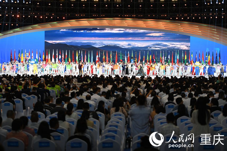 6月24日晚,第二屆“一帶一路”國際技能大賽開幕式在重慶國際博覽中心舉行。人民網(wǎng)記者 胡虹攝 6月24日晚,第二屆“一帶一路”國際技能大賽開幕式在重慶國際博覽中心舉行。人民網(wǎng)記者 胡虹攝