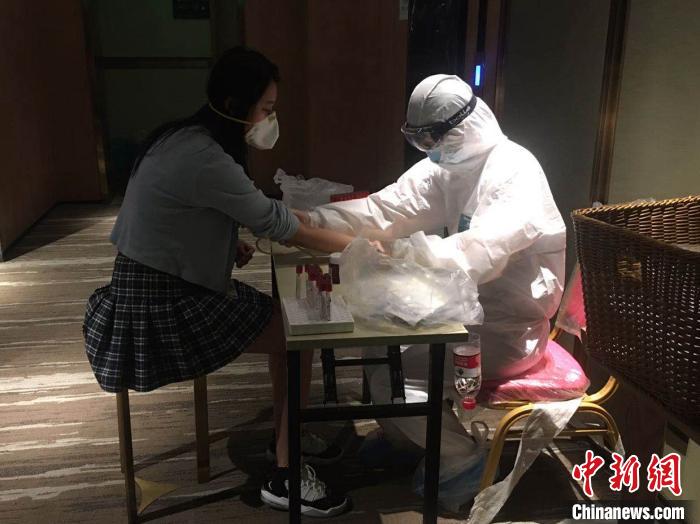 圖為醫(yī)護(hù)工作者正在為歸國(guó)人員進(jìn)行檢測(cè)。西安中醫(yī)腦病醫(yī)院 供圖 圖為醫(yī)護(hù)工作者正在為歸國(guó)人員進(jìn)行檢測(cè)。西安中醫(yī)腦病醫(yī)院 供圖