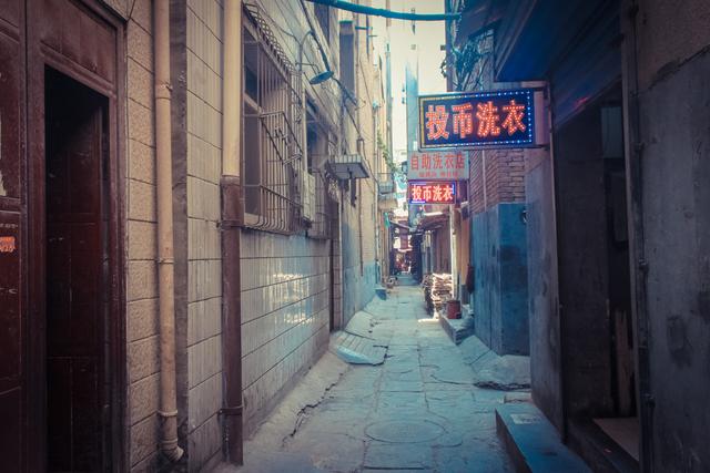 城市里的鄉(xiāng)村,西安西八里村紀實,小巷中這條標語,有些念不出口