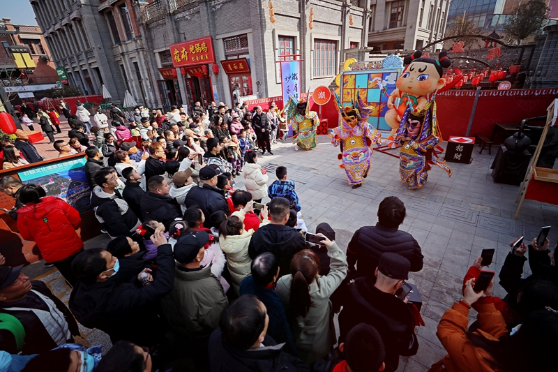 石鼓文化城內(nèi)，游人如織。寶雞市委宣傳部供圖