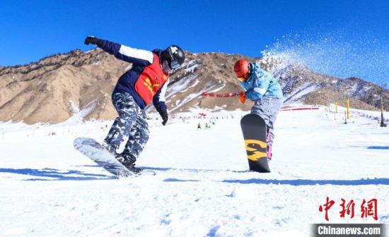 12月22日，甘肅張掖市，游客在祁連山國際滑雪場滑雪。王將 攝